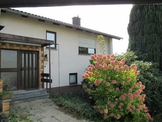Gepflegte Doppelhaushälfte mit Terrasse, Balkon, Garten + Garage in ruhiger Lage - Nähe Hachenburg!