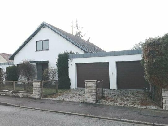 Freistehendes Einfamilienhaus mit Terrasse, Balkon, Garten und Doppelgarage