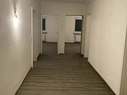 Riesige 5-Raum-Wohnung mit EBK und Balkon 3.OG in Singen