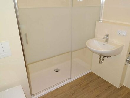 ** neu saniert * mit Dusche + Balkon ** gemütliche 3 Zimmer Wohnung!!