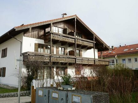 Bereits freie Dachgeschoßwohn. mit Balkon und TG-Stellplatz in ruhiger Lage, mit Kampenwandblick