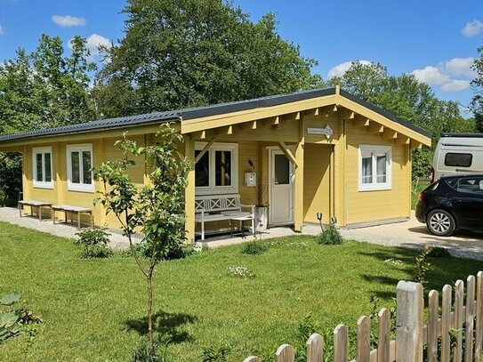 Bungalow mit weiterem Bauplatz - junges Holzhaus im Feriengebiet