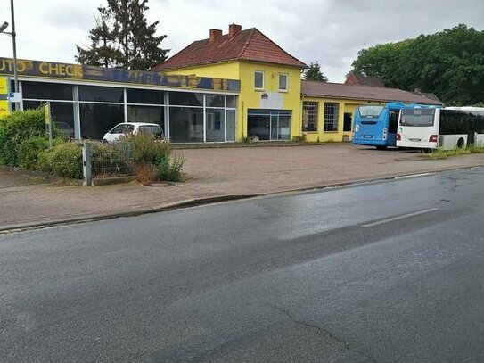 Gewerbe-Objekt mit 2 Hallen und einem Bürogebäude auf einem sehr großen Grundstück