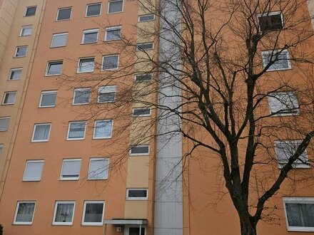 Gut geschnittene 3 Zimmer Wohnung mit Balkon, renovierungsbedürftig