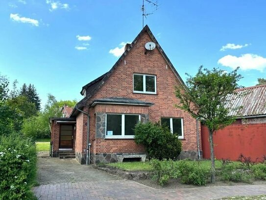 Kleines Haus mit Nebengebäude auf einem kleinen Grundstück