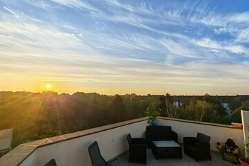 Atemberaubende Dachgeschoss Wohnung mit Sauna und riesiger Terrasse am t Feld im Trend Bezirk Neukölln