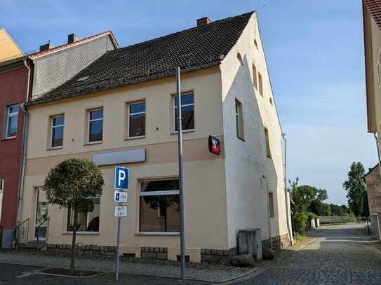 Großes Wohnhaus mit Gewerbe im EG am Markt in Schweinitz, teilsan./-mod., prov.-frei
