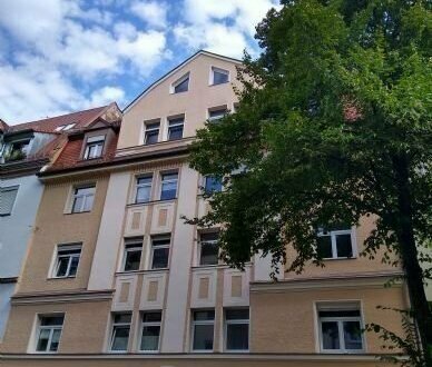 Schöne, gut gelegene 3-Zimmer-Altbauwohnung in Nürnberg-Bleiweiß mit kleinem Balkon, Kfz-Stellplatz wahlweise