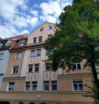 Schöne, gut gelegene 3-Zimmer-Altbauwohnung in Nürnberg-Bleiweiß mit kleinem Balkon, Kfz-Stellplatz wahlweise