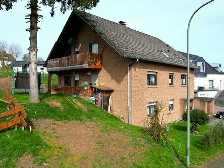 Ruhig gelegenes freistehendes 3-Familienhaus mit Balkon, Terrasse und Garage in Kerschenbach