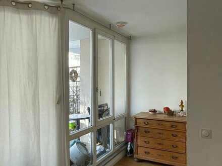 Neuwertige ruhig und zentral gelegene, helle 1-Zimmer-Wohnung mit großem Balkon zum Innenhof