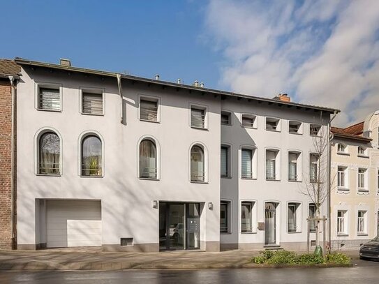 Einzigartiges Investment: Saniertes, historisches Kino mit Burgblick als Mehrfamilienhaus