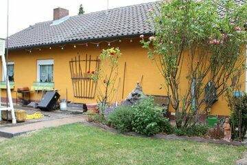 Einfamilienhaus mit ELW, Garage und großem Grundstück in Bestlage