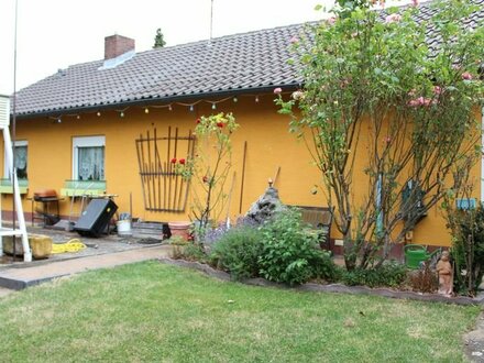 Einfamilienhaus mit ELW, Garage und großem Grundstück in Bestlage