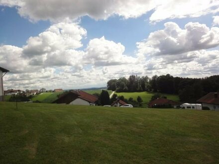 Raus aus der Stadt - rein ins Grüne. Sonniges Baugrundstück mit herrlicher Aussicht in Hauzenberg