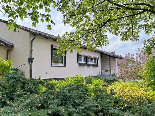 Idyllische Doppelhaushälfte im Dichterviertel - Grüne Oase mit Teich, Terrasse, Gartenhaus und Photovoltaik-Anlage