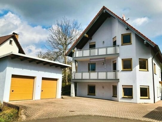 IM PREIS REDUZIERT: Sofort beziehbares Haus mit Einliegerwohnung und Doppelgarage in ruhiger Lage, Grund 655m², Wfl. 20…