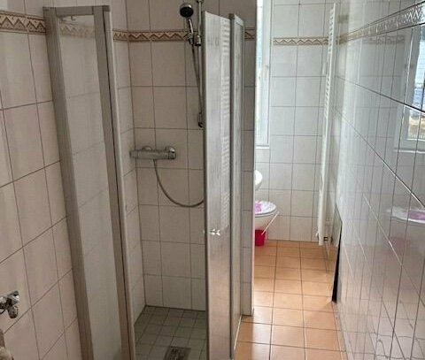 Singlewohnung mit begehbarer Dusche im 1. Obergeschoß