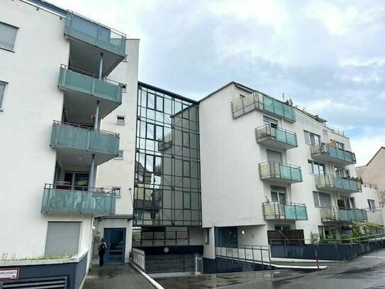 Zentral gelegene 1 Zi. Wohnung mit Balkon und Tiefgaragenstellplatz.