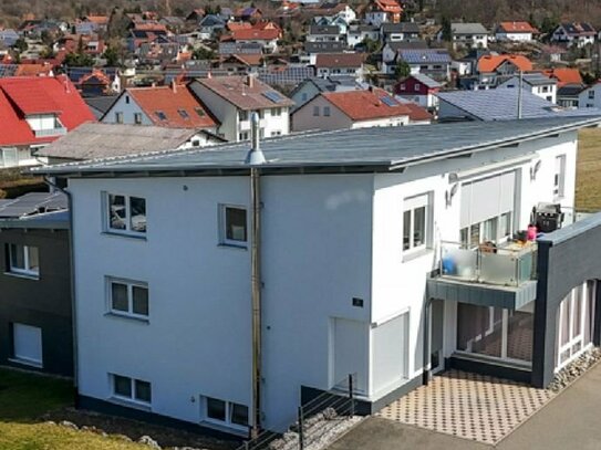 Komplett saniertes Wohnhaus mit 5 Wohneinheiten und 10 Stellplätzen, Photovoltaikanlage