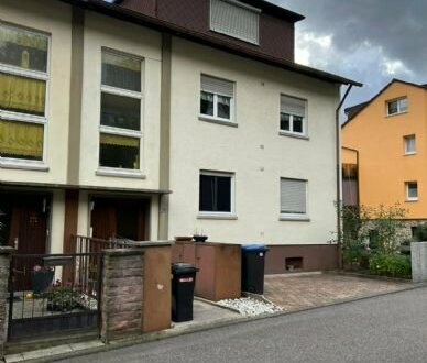 2-3 Familienwohnhaus in ruhiger Wohnlage mit 2 Garagen u. 3 Stellpl., Balkon, Terrasse u. Garten.