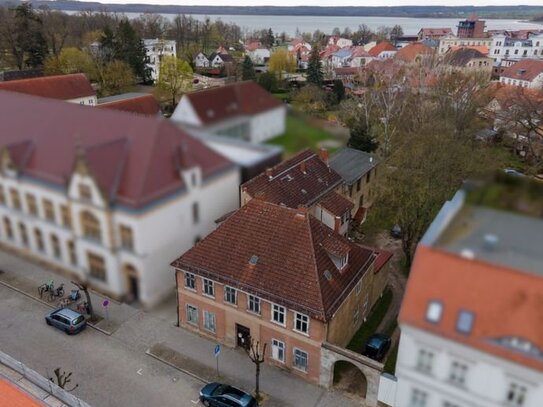 Beste Lage: Sanierungsbedürftiges Mehrfamilienhaus in bester Lage von Neustrelitz