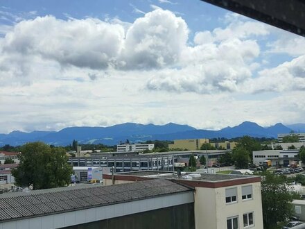 Großzügiger Büroraum mit Bergblick