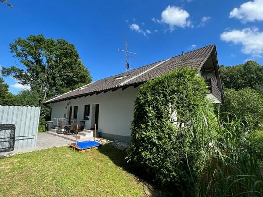 Leben wie im Haus! Dachgeschosswohnung mit eigenem Garten vor der Tür und separatem Eingang