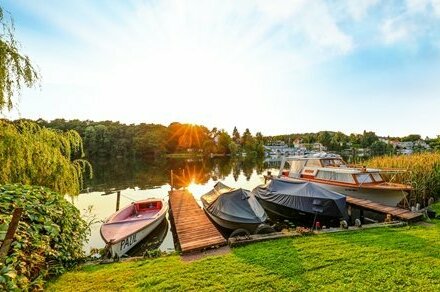 550 qm Wassergrundstück mit erstklassigem Altbau mit ca. 130 qm Wohnfläche mit Wasserblick