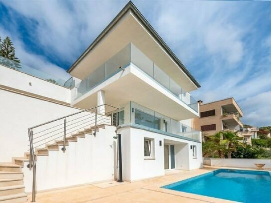 Moderne Villa mit Blick auf das Meer in Costa den Blanes