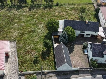 Zweifamilienhaus mit Werkstätten, 3 Garagen und großem Grundstück