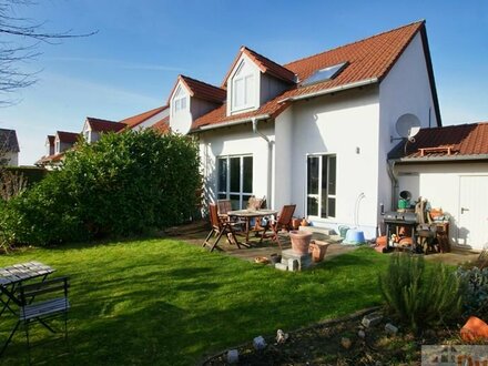 Schöne Immobilie mit sonniger Terrasse im Garten und Garage direkt am Haus.