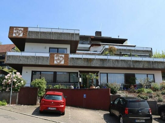 Eine angenehme Terrassenwohnung mit genügend Platz und Privatsphäre für alle Familienmitglieder, mit Blick auf die Berg…