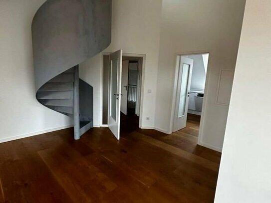 Lichtdurchflutete, geräumige 3,5 Zimmer Maisonette Wohnung mit großem Balkon