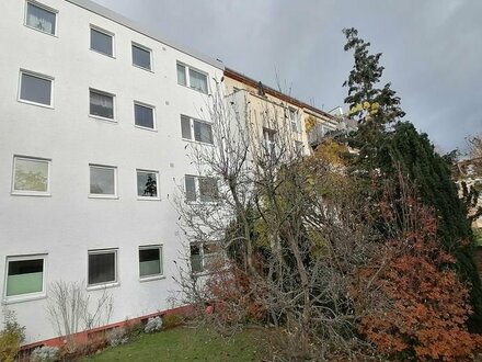 Helle und ruhige Wohnung mit 2,5 Zimmern, Balkon, Keller & Einbauküche, bezugsfrei & provisionsfrei