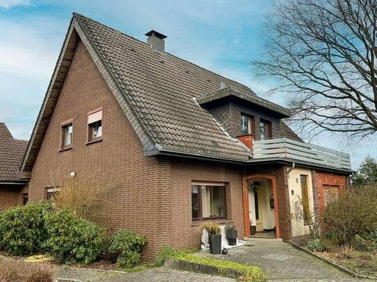 LOHNE/WIETMARSCHEN: Vermietetes Einfamilienhaus auf großem Grundstück mit Feldblick