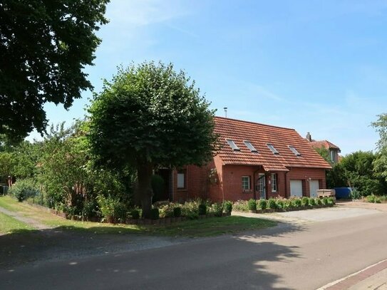 Zweifamilienhaus mit großem Anbau in Petershagen-Quetzen!