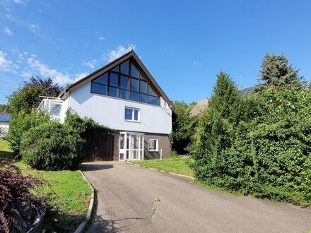 Sonniges Eigenheim mit Sauna, großem Garten, Garage und Loggia