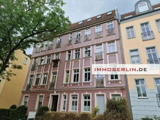 IMMOBERLIN.DE - Sehr angenehme familienfreundliche Stuck-Altbauwohnung mit Südwestbalkon in Ruhelage