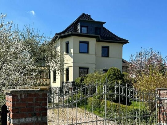 Repräsentative Villa mit großer überdachter Terrasse, Doppelgarage, gepflegter Zustand