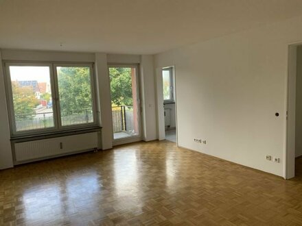 von privat - helle, gut geschnittene 3 Zimmer Wohnung mit zwei Balkonen