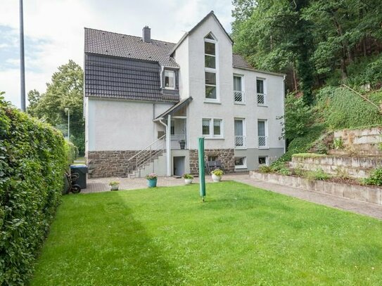 Gepflegtes Zweifamilienhaus mit Doppelgarage und Garten in Altena!