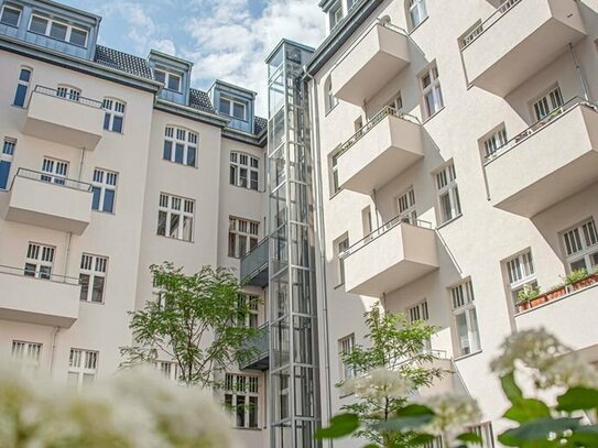 2 Zimmer zum Hofgarten: bezugsfreie, gemütliche Gründerzeit-Wohnung mit Stuck und Dielen