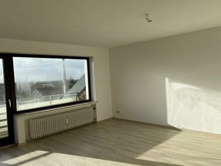 Zentral in Bielefeld-Brackwede: gerade frisch renovierte großzügig geschnittene 2-Zimmerwohnung mit Balkon