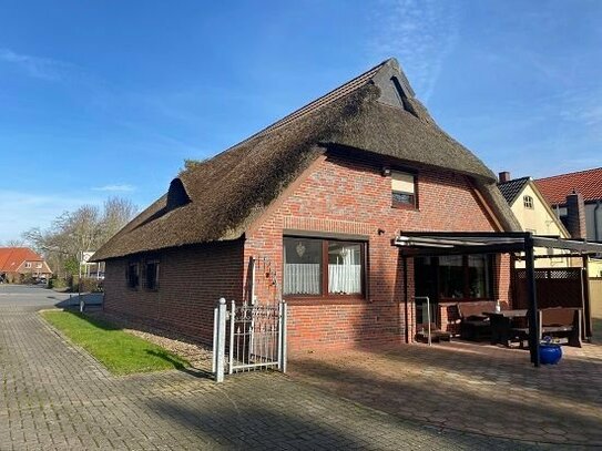 Charmantes Reetdachhaus mit besonderem Mühlenkopf-Gartenhaus, Remise, Garage, Doppel-Carport und großem Grundstück in S…