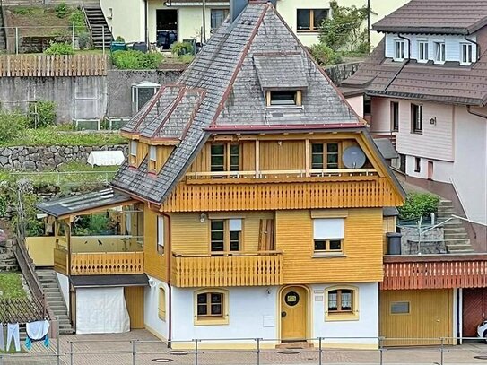 Imposantes Einfamilienhaus mit Garage und zwei Terrassen in Gütenbach