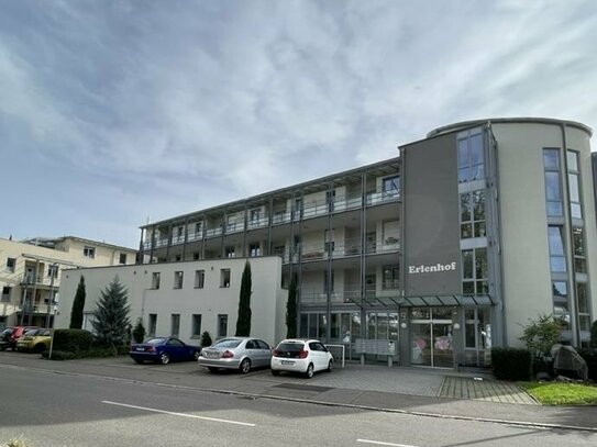 Kapitalanlage! Senioren-Residenz Erlenhof 2-Zi.-Wohnung mit EBK, Balkon, TG-Stellplatz und Stellplatz im Freien