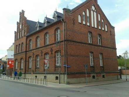 Grimmen Stadtzentrum, Bahnhofstraße: Beeindruckendes Einzeldenkmal z.T. saniert von 1865 mit 950 qm Nutzfläche und 870m…