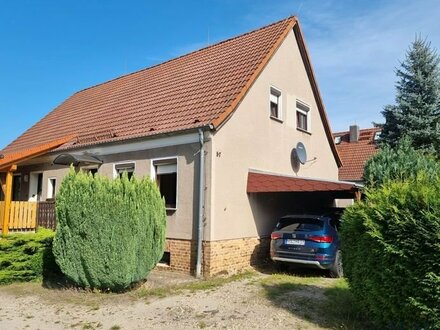 Gemütliche Doppelhaushälfte mit Vollkeller und Carport