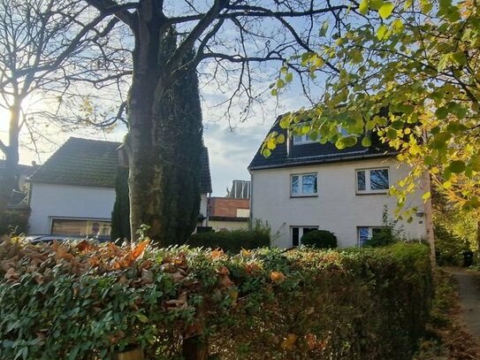 Mehrfamilienhaus mit 3 Wohnungen sowie einem Einfamilienhaus auf einem Grundstück in Groß-Borstel